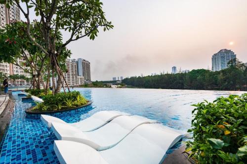 Phu My Hung Apartment | Exceptional Convinia The Peak Midtown with Pool & Breakfast