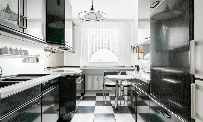Linden-Mitte Apartment | CONZEPTplus: Spacious 4-Room Apartment with Free WiFi