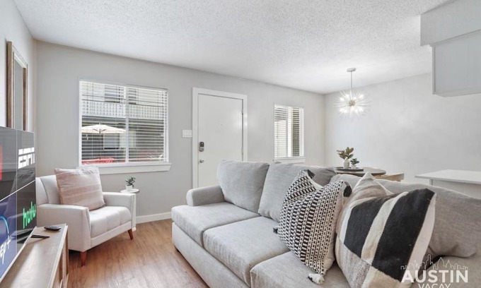 Hyde Park Apartment | Gather and Cook in a Pet-Friendly 4-Star Apartment