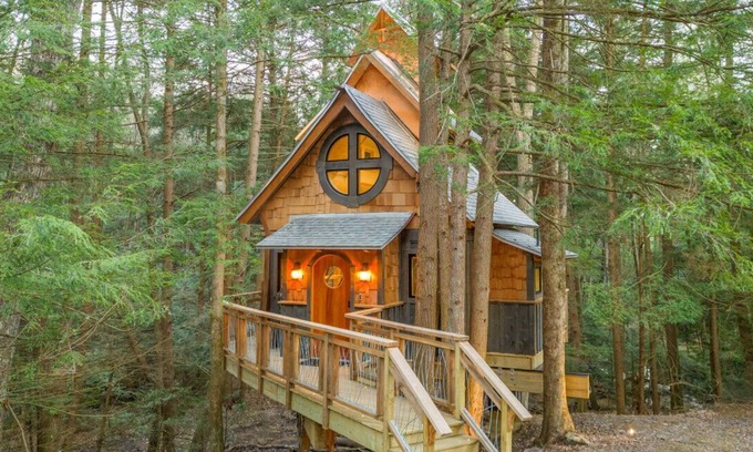 Tylersburg Cabin | Enchanting Cook Forest Treehouse with Breakfast & Kitchen