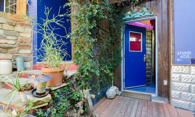 Travis Heights Apartment | Artful Living Space & Studio Near Soco with Premier Amenities