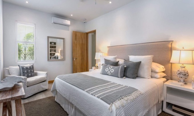 Deanes Villa | Relaxing Cool Breeze 4 Bedroom Villa with Kitchen & Breakfast