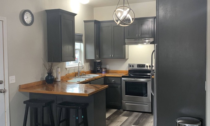 Tahlequah Apartment | Cozy Retreat with Kitchen & Breakfast – Rated 10/10