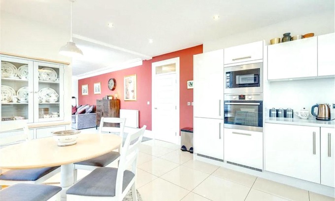 Rubi Apartment | Vibrant & Central Rubi Apartment: Family and Pet Friendly