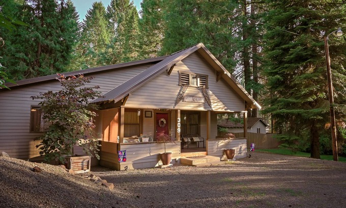 Prospect Cottage | Explore Cool Creek Cottage Near Crater Lake & Scenic Trails