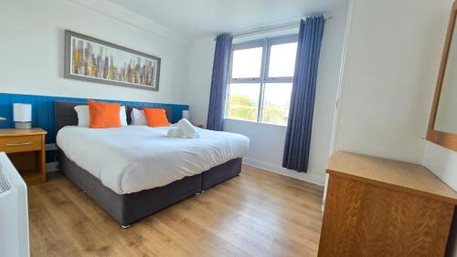 Galway City Centre Apartment | Cool Dockland Apt, sleeps 5, with parking