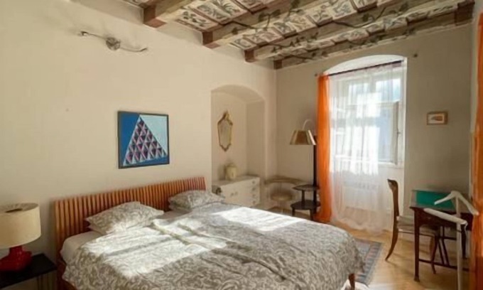 Mala Strana Apartment | Historic 1 Bedroom Apartment in Mala Strana with Kitchen