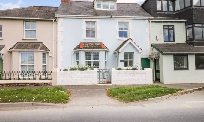 Instow Cottage | Pet-Friendly Cool Stone Cottage for Your Country Getaway