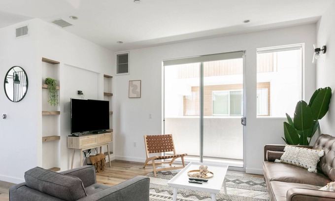 Valley Village House | Pet-Friendly 3BR Cool Valley Village Near Dining & Bars