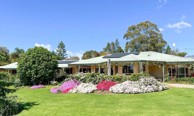 Berry House | Relaxing Getaway at Coolaroo Beach House with Spa & Hot Tub