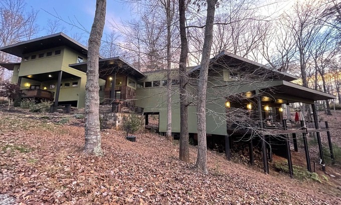 Huddleston House | Experience the Coolest House On SML with Lake Views