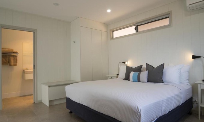 Eromanga Hotel | Cooper's Country Lodge: 9/10 Rated with Hot Tub & Breakfast