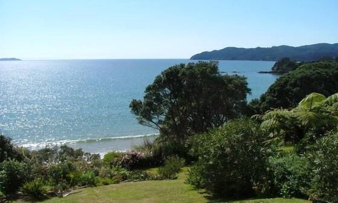 Coopers Beach House | Coopers Beach Retreat: Pet-Friendly Oasis by the Shore