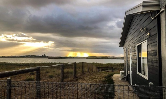 Bonney House | Relaxing Coorong Island Retreat - Pet-Friendly Farm Stay