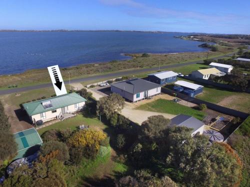 Bonney House | Oceanfront Coorong Lakeside Cottage with Amazing Reviews