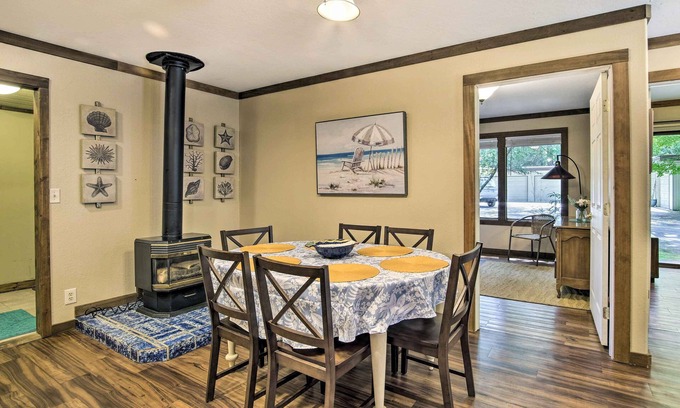 Coos Bay Cottage | Cozy Coos Bay Cottage with Oceanfront View & BBQ Patio