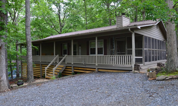 Eagle Mountain Cottage | Experience Coosawattee River Resort: Pet Friendly Retreat