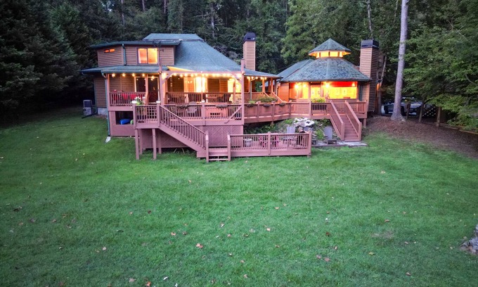 Ellijay Cabin | Pet-Friendly Coosawattee Riverfront Cabin with Hot Tub & Gazebo
