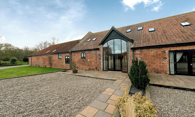 Beccles Cottage | Pet-Friendly COOT: Cozy Cottage with Spa and Hot Tub