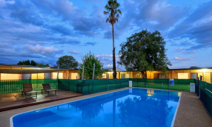 Cootamundra Hotel | Relax at Cootamundra Gardens Motel with Pool & Breakfast
