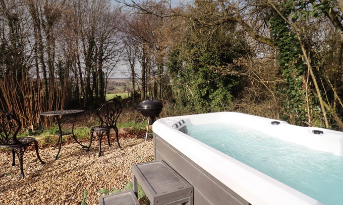 Blandford Saint Mary House | Romantic Copper Beach with Hot Tub in Beautiful Blandford Forum