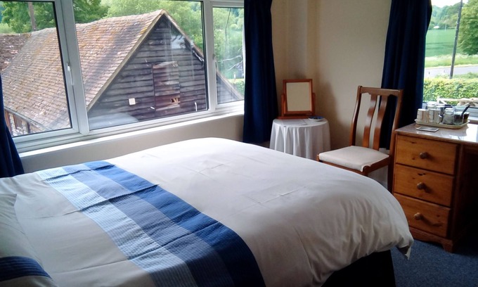 Petersfield House | Charming Copper Beeches Accommodation with Family-Friendly Amenities