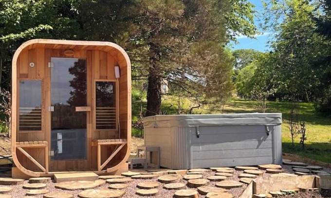 County Cavan Cottage | Copper Cove Cottage Romantic Lakeside Escape with Hot Tub, Sauna & Kayaks