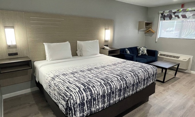 Tyrone Hotel | Cozy Copper Manor Motel: Family-Friendly with Spa & Dining
