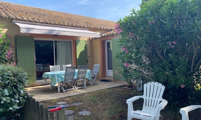 Saint-Saturnin-les-Avignon Apartment | Coquette Provence: Pet-Friendly Retreat with Pool Access