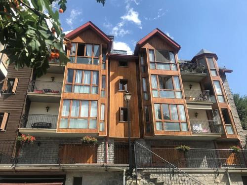 Panticosa Apartment | Charming Central Getaway in Panticosa for Families