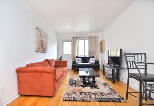 De Lorimier Apartment | Pet-Friendly Coquette Hotel for 4 - Rated 8/10 by Guests