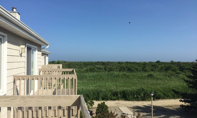 Southend House | Coquille BeachTownhouse: Steps to Private Beach & Pool