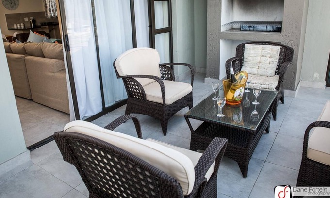 Winterstrand House | Coral Beach House: Family-Friendly Stay with Ocean Views