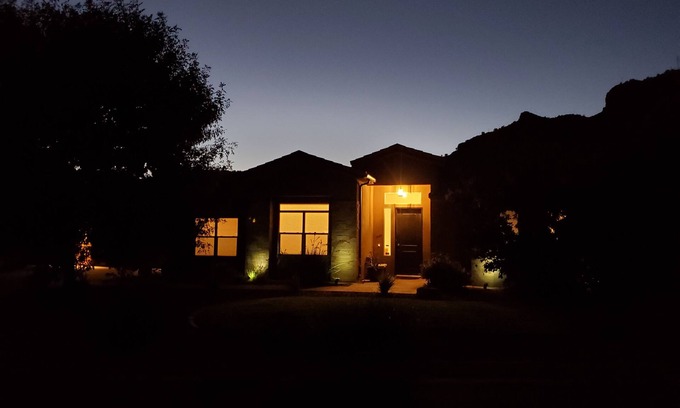 Kanab House | Serene Coral Cliff View: Spectacular Vistas in Kanabs