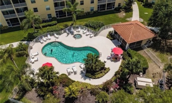 Ole Condo | Cozy Coral Falls: 2-Bed Oasis with Pool & Ocean View