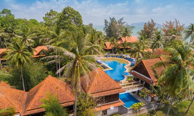 Phongprasan Resort | Discover Coral Hotel Bangsaphan: Beachfront Bliss Awaits