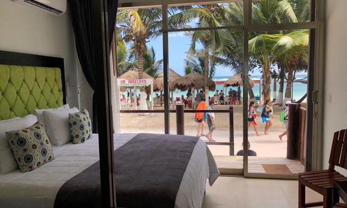 Mahahual Apartment | Oceanfront Coral Inn: Enjoy Private Beach & Breakfast