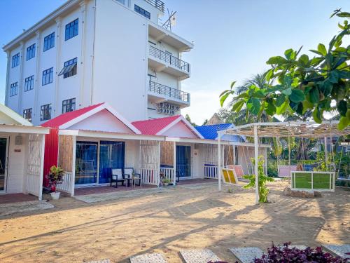 Koh Rong Sanloem House | Oceanfront Coral Hotel - Family-Friendly with Ocean Views