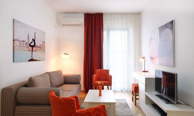 Gospostina Apartment | Coral: Oceanfront One-Bedroom Apartment Near Old Town