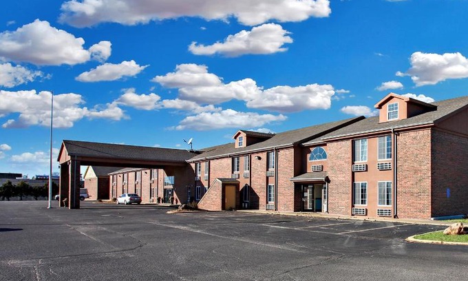 Newton Hotel | Pet-Friendly Stay at Coratel Inn & Suites by Jasper Newton