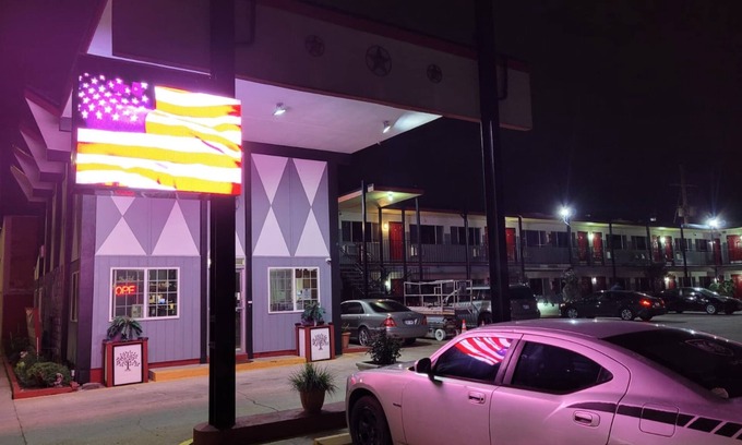 Hutchinson Hotel | Budget-Friendly Stay at Sky-Palace Inn & Suites Hutchinson
