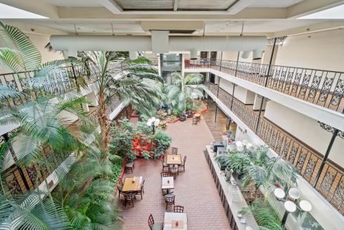 Wichita Hotel | Pet-Friendly Coratel Plus Suites with Pool near Airport