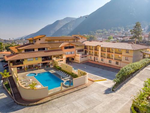 Monte Carmelo Hotel | Discover Cordillera Hotel: Family-Friendly with Pool & Hot Tub