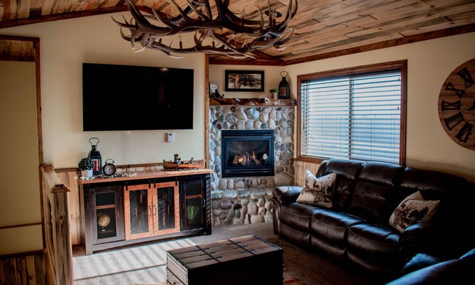 Ashton Cabin | Guest Rated 9.8: Cordingley's Cozy Cabin with Kitchen