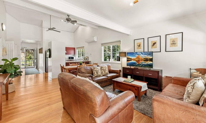 Bright Cottage | Pet-Friendly Corinda Cottage: Steps from Town & Ovens River