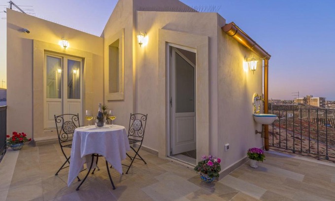 Ortigia Apartment | Family-Friendly Corinzia Casa Vacanze: Rated 10/10 by Guests