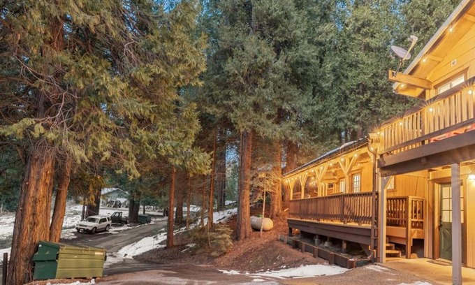 Sugar Pine House | Relaxing Corlieu Falls Cabin Near Yosemite with Hot Tub