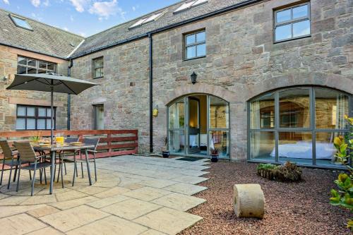 Belford House | Cozy Corn Cottage: Family-Friendly Retreat with Hot Tub