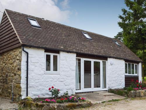 Heathfield House | Cozy Cornbrash Farm Cottage: Child-Friendly Retreat