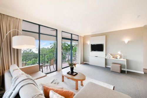 Darwin City Centre Apartment | Deluxe Balcony Suite with Pool on the Esplanade